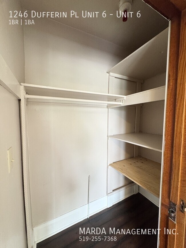 Photo du bâtiment - CHAMRING 1 BED/1 BATH APT ON DUFFERIN & GILES + HYDRO!