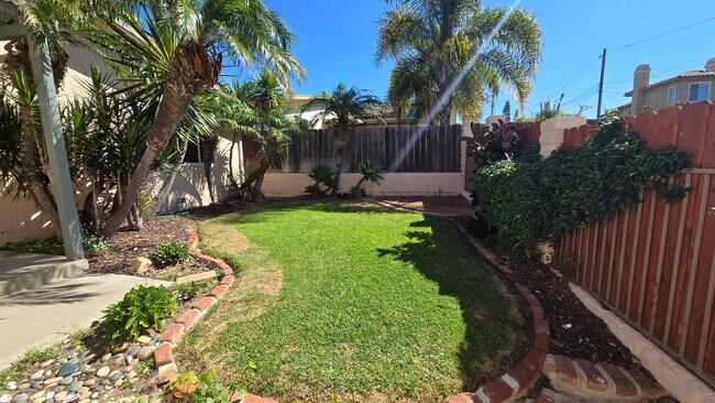 Foto del edificio - Spacious, 2BD/2BA with Fenced Yard and Sha...
