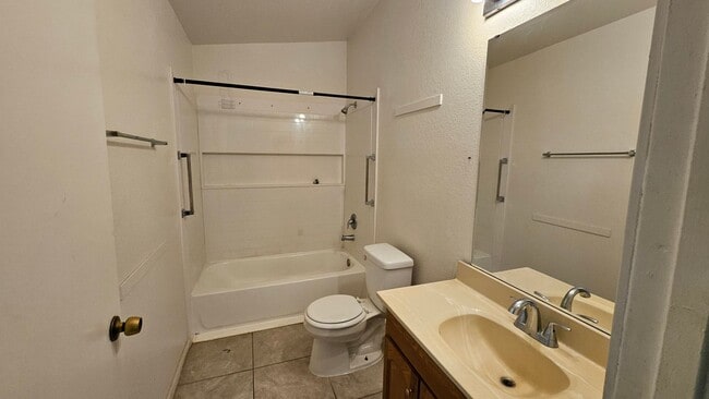 Foto del edificio - Two-Story 4BD Home with Central A/C, Fireplace & Oversized Yard