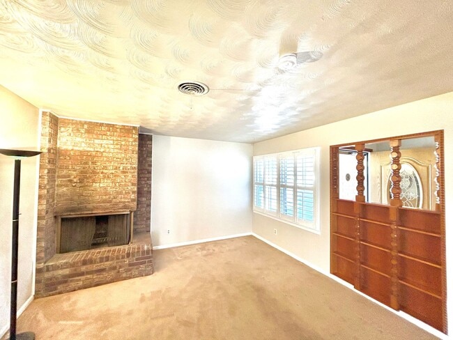 Building Photo - 3 bed 2 bath near the west loop Now available