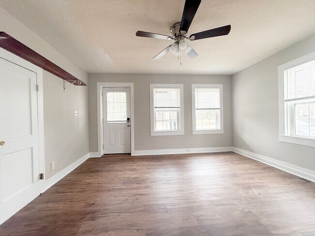 Foto del edificio - 1-Bedroom Single-Level Duplex with Yard in Sparta, TN