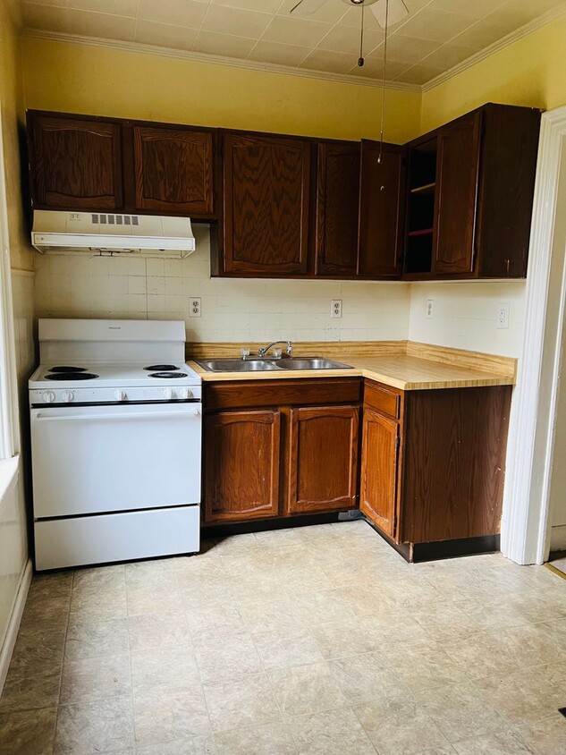 Building Photo - large 2 bedroom 2 story apartment