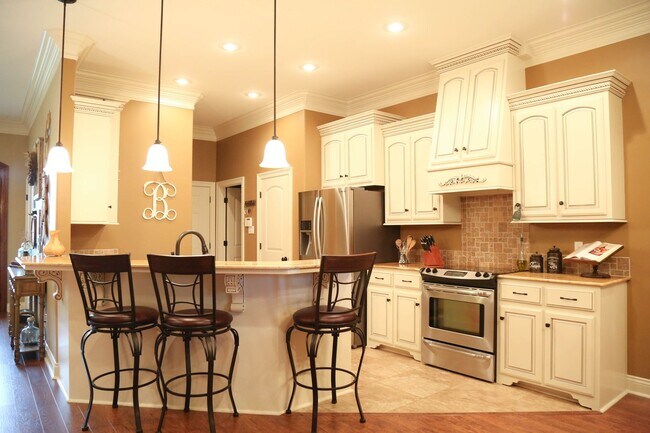 Building Photo - Three Bedroom Home in Lebesque Place Subdi...