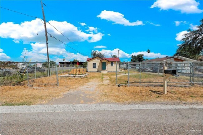 Foto del edificio - Charming 2-Bedroom Home with Central AC and Fenced Lot!