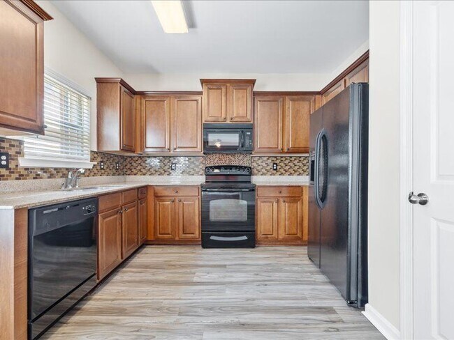 Building Photo - 472 Tufton Tr
