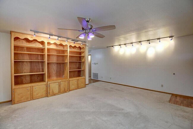 Foto del edificio - 4906 Waltham - 3/Bed 2/Bath - Additional G...
