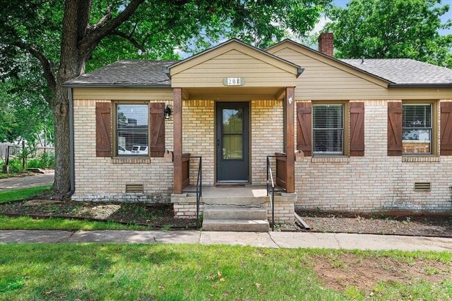 Building Photo - 208 E 7th St