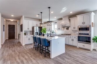 Building Photo - 7132 Aves St