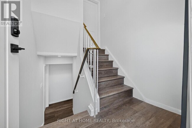 Building Photo - 1599 Sandgate Crescent