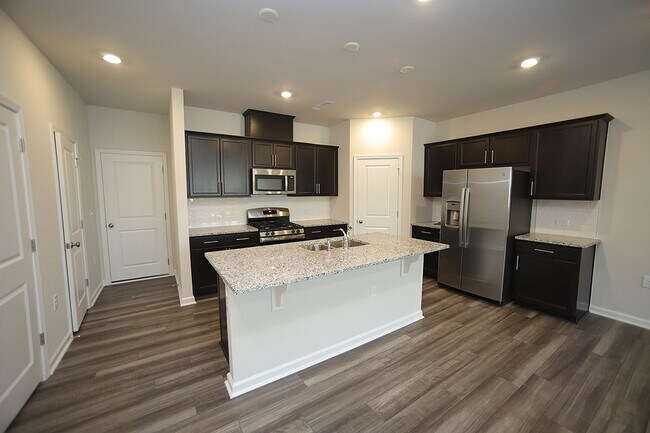 Foto del edificio - Beautiful 3 Bed+Bonus+2 Car Garage Townhome in New Wake Forest Community