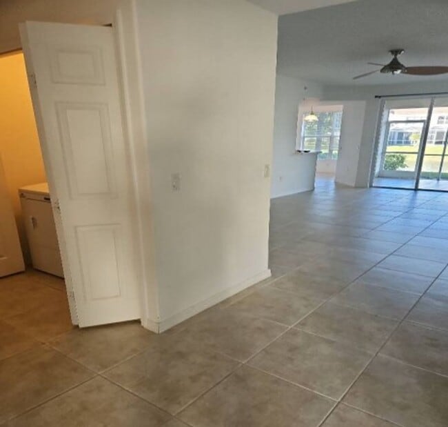 Building Photo - ** 3/2  FIRST FLOOR UNFURNISHED ANNUAL REA...