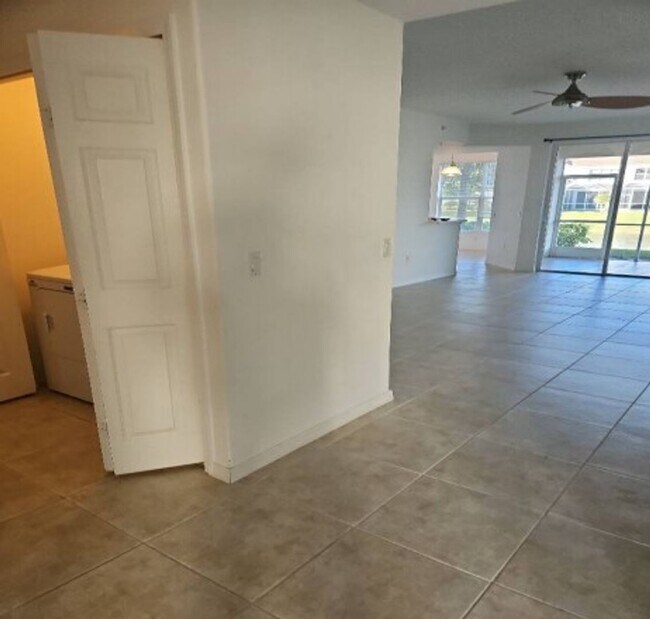 Foto del edificio - ** 3/2  FIRST FLOOR UNFURNISHED ANNUAL REA...