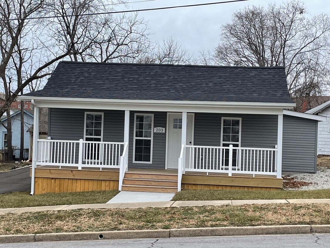 Foto principal - 203 E 3rd St