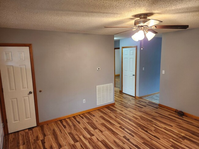 Building Photo - Single Family 3 BR, 2 Bath Rental House in...