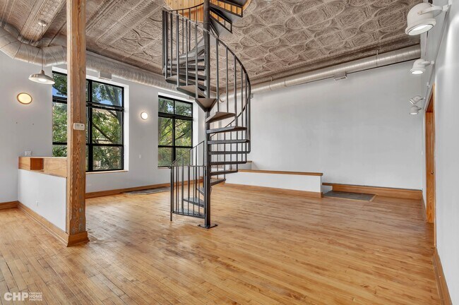 Building Photo - 2400 S Oakley Ave
