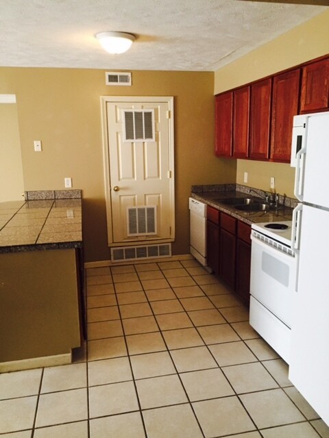 kitchen - 4320 Edison Cir