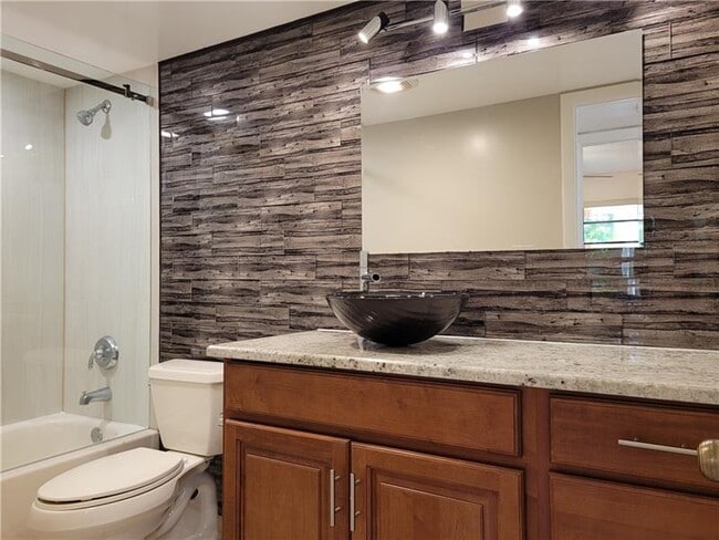 Building Photo - 2027 Coral Ridge Dr