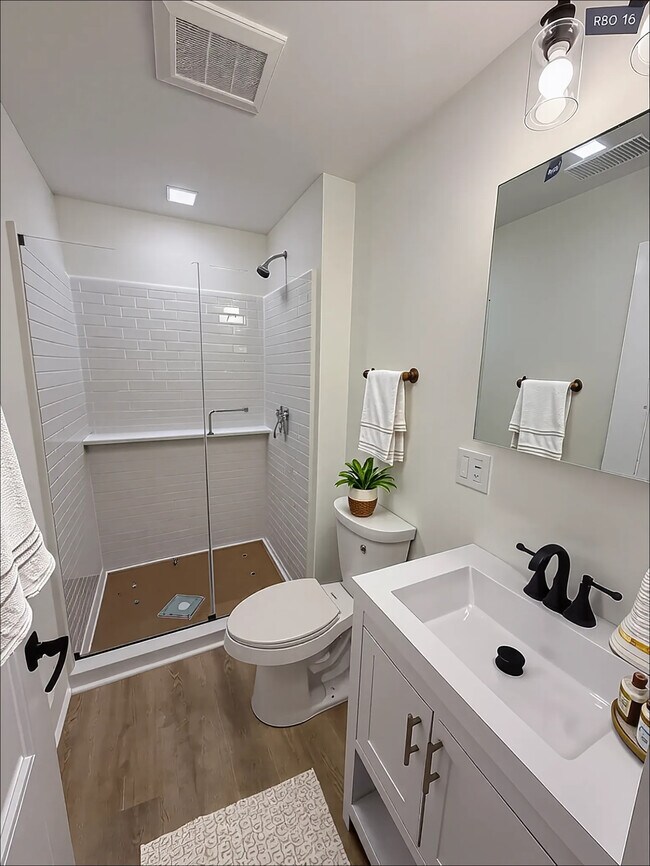 Foto del edificio - 885 E Broadway