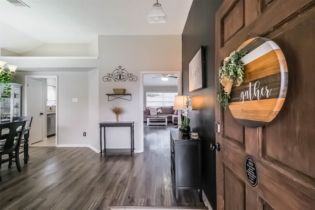 Foto del edificio - 4311 Duesenberg Ct