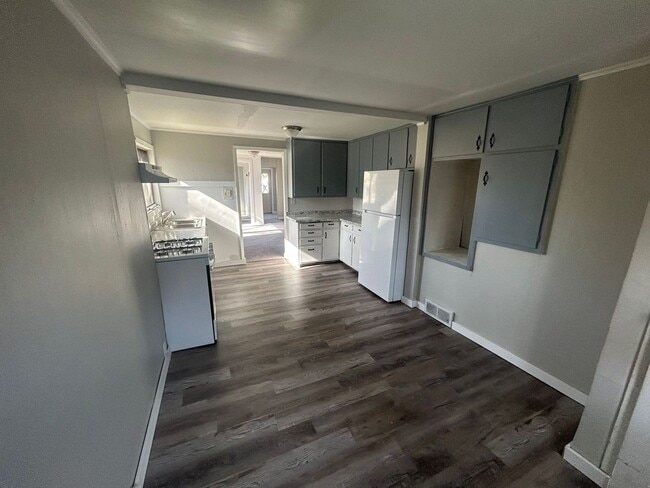 Building Photo - Refreshed and beautiful 3 bedroom single family home!