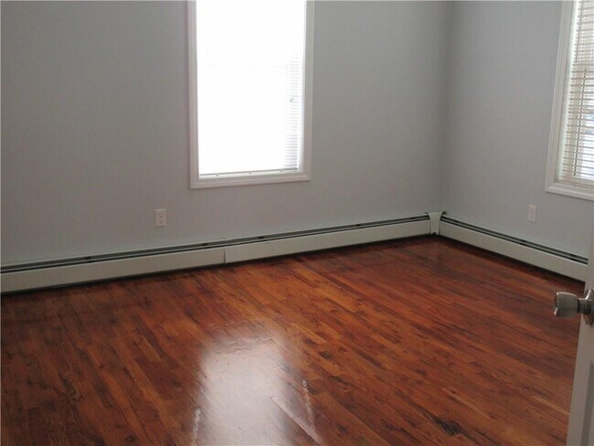 Foto del edificio - 379 E School St