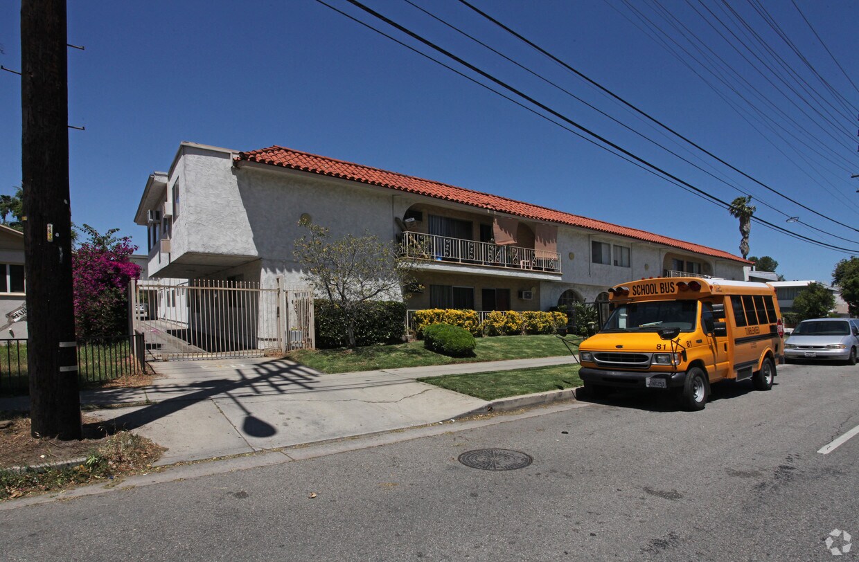 Foto del edificio - 15925 Victory Blvd