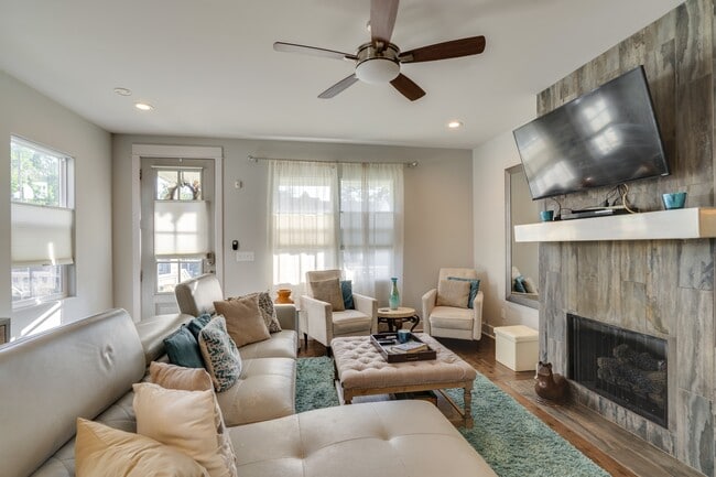 Living Space - 1922 14th Ave N