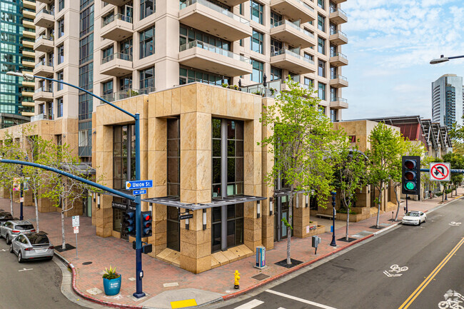 Retail Frontage - The Pinnacle Tower