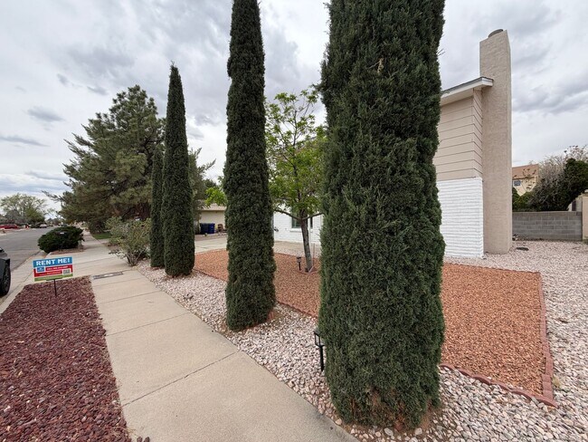 Foto del edificio - 3 Bedroom Updated Home Available Near Montano Rd NW & Unser Blvd NW!