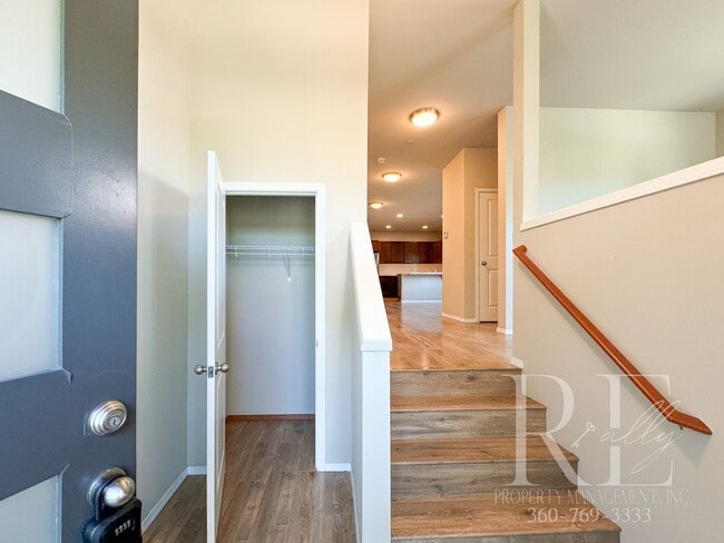 Foto del edificio - End-unit Townhome with Private Yard