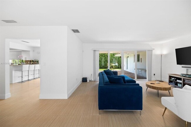 Foto del edificio - 811 Capri St