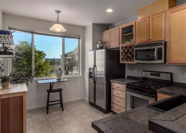 Building Photo - Gorgeous Murrayhill Town Home in a communi...