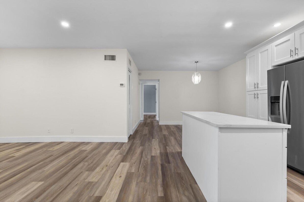 Foto principal - 8406 W Sample Rd