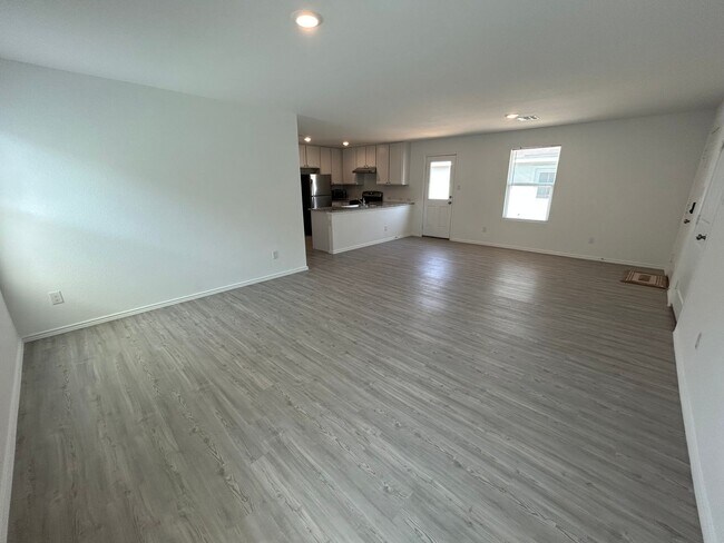 Foto del edificio - **APPLICATION RECEIVED** BEAUTIFUL 3 Bedroom / 2 Bath Home w/ Community Park & Pool!