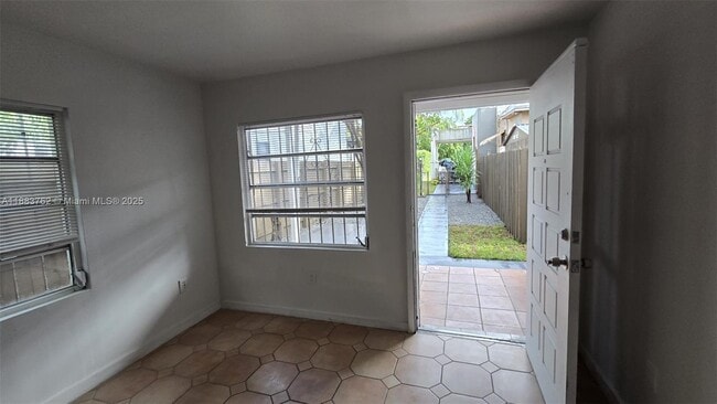 Foto del edificio - 2493 SW 11th St
