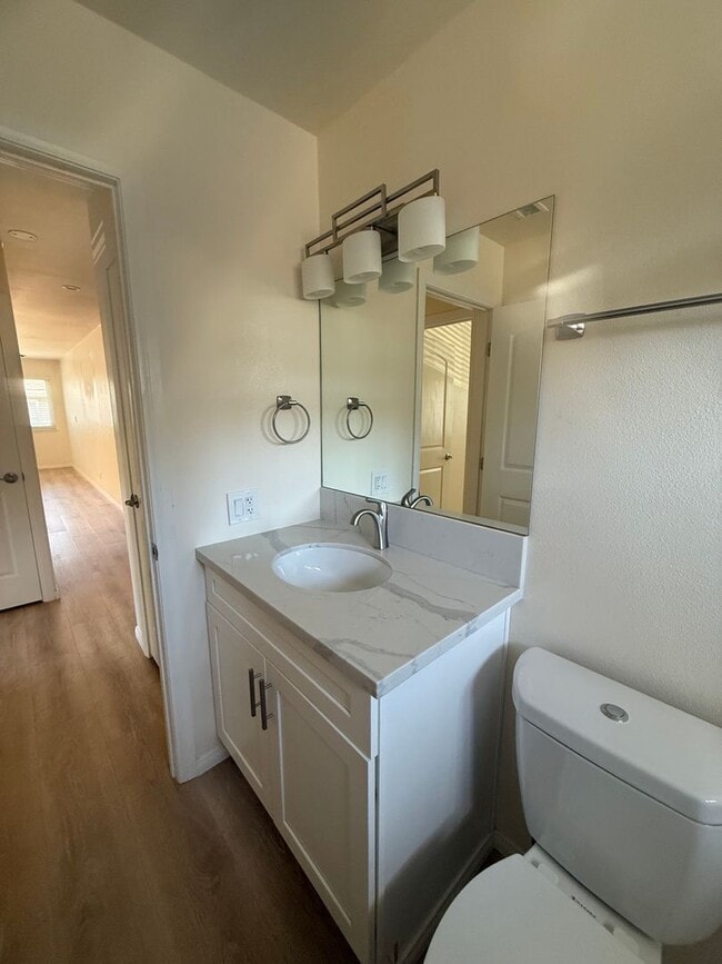 Building Photo - Newbury Park Condo - Two Bedroom, one bath located in Newbury Park