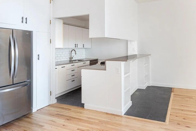 Building Photo - 176 Broadway