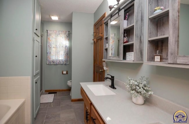 Building Photo - 2831 SW Bingham Rd