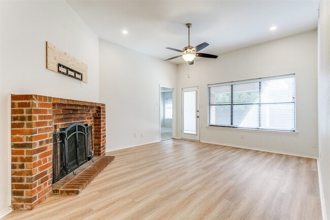 Building Photo - 215 Meadowbrook Ln