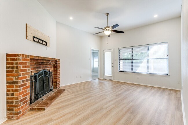 Foto del edificio - 215 Meadowbrook Ln