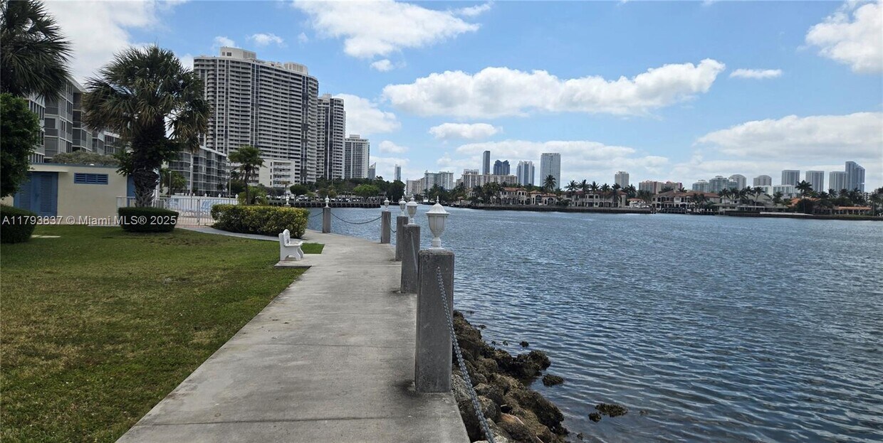 Foto principal - 2905 Point East Dr