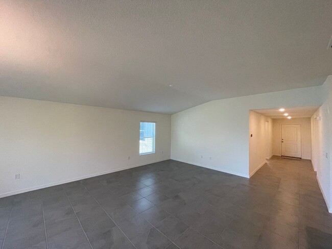 Building Photo - MOVE IN SPECIAL! 4 Bedroom, 2 Bath Home in...