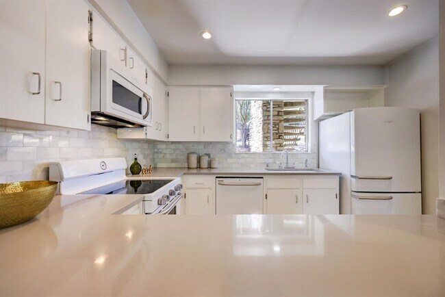 Building Photo - 1304 Mariposa Dr