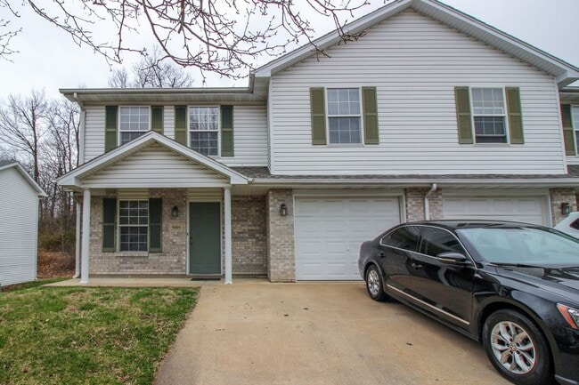 Building Photo - Spacious 4BR/2BA Duplex with 1 Car Garage & Washer/Dryer Included!