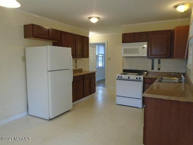 Building Photo - Charming 3 bedroom 1 and 1/2 bath home in ...