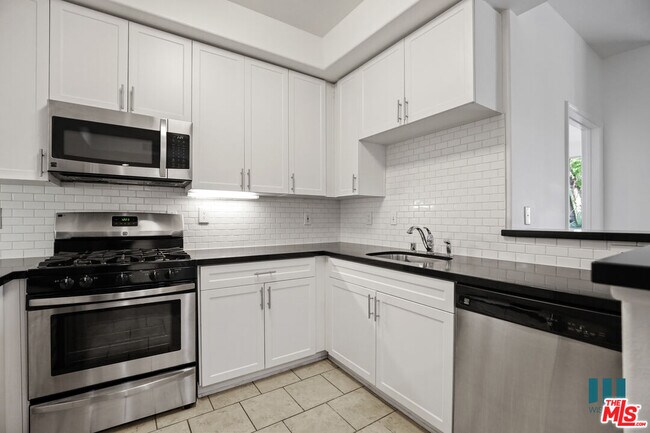 Foto del edificio - 1561 S Barrington Ave