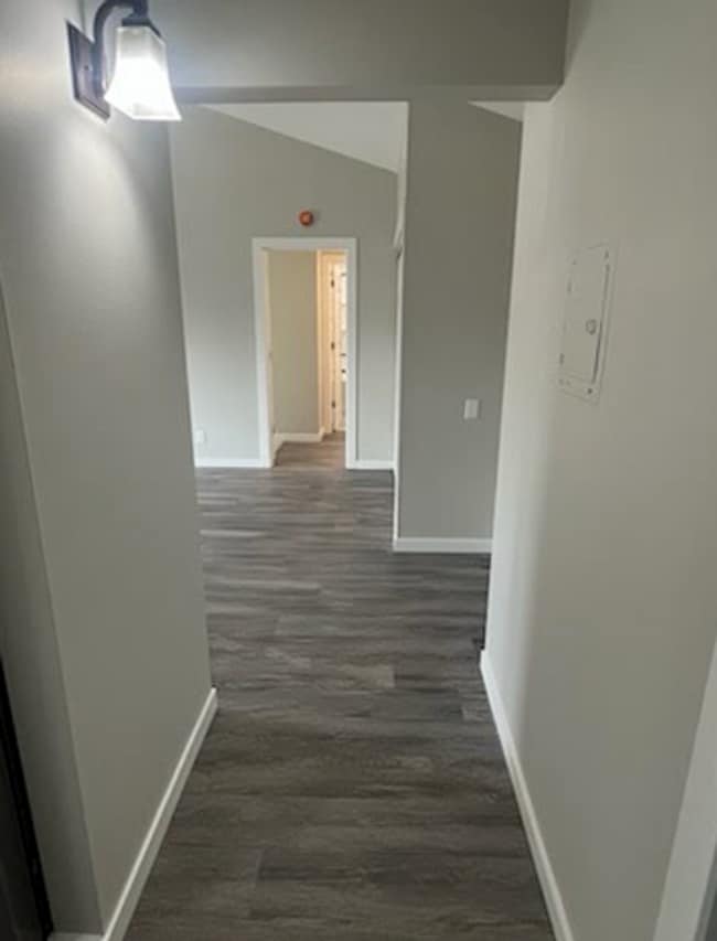 Building Photo - 1 Bedroom Recent Renovation in Hopkins