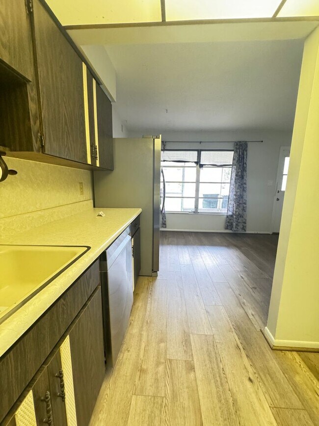Foto del edificio - 210 Elliot Ave