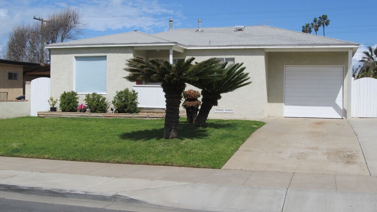 Primary Photo - 2 bedroom 1 bath House very close to the b...