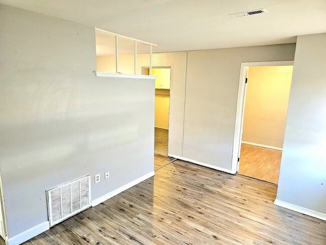 Building Photo - Amazing 3 Bedroom 1 Bathroom Home